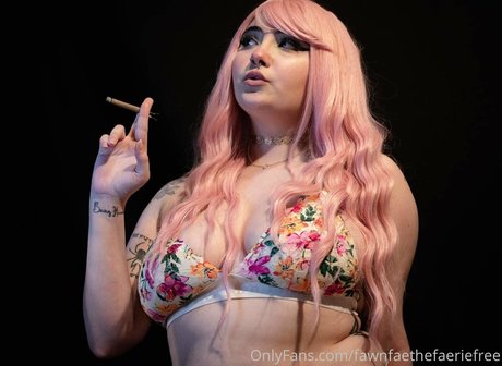 Naakte gelekte OnlyFans-foto van Sirennnyxxfree