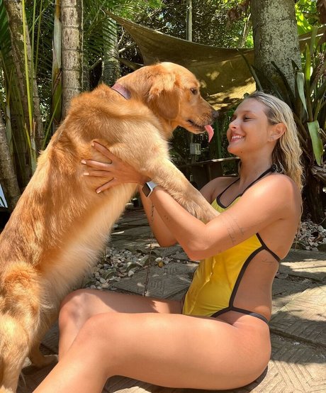 Naakte gelekte OnlyFans-foto van Laura Schadeck