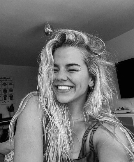 Naakte gelekte OnlyFans-foto van Becca Means