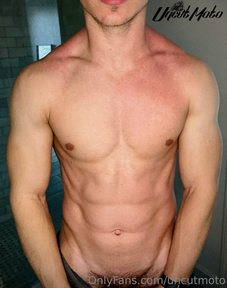 Naakte gelekte OnlyFans-foto van Uncutmoto