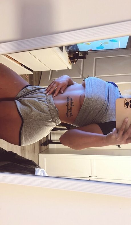 Naakte gelekte OnlyFans-foto van Lelizabeth