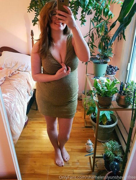 Naakte gelekte OnlyFans-foto van Shamelesslyunshavenfree