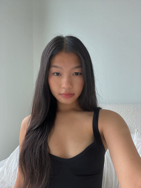 Naakte gelekte OnlyFans-foto van Amina Li