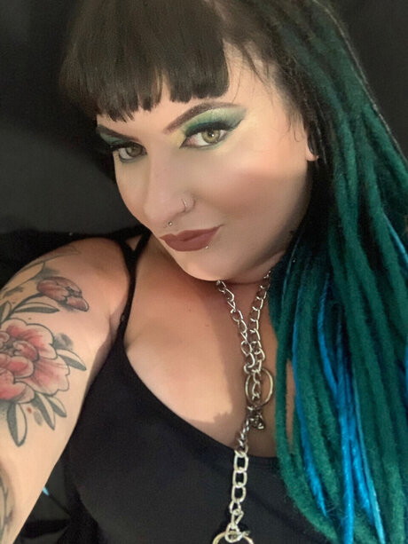 Naakte gelekte OnlyFans-foto van Evelyn Hope