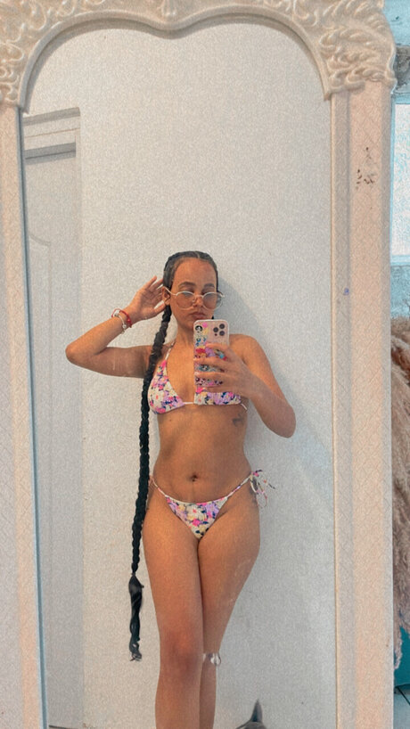 Naakte gelekte OnlyFans-foto van Yai