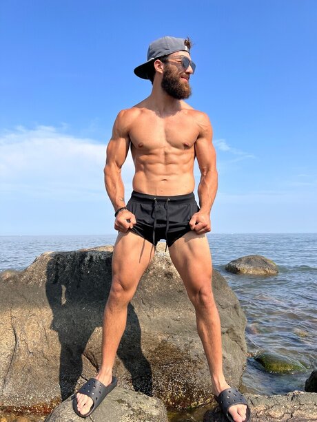 Naakte gelekte OnlyFans-foto van Leo Daddy New To Of 