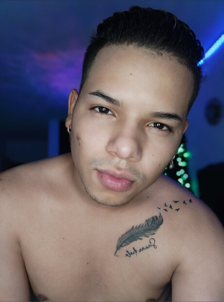 Naakte gelekte OnlyFans-foto van Kingstiven