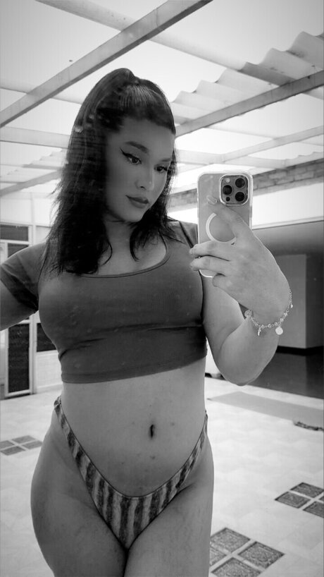 Naakte gelekte OnlyFans-foto van Floryn Susana