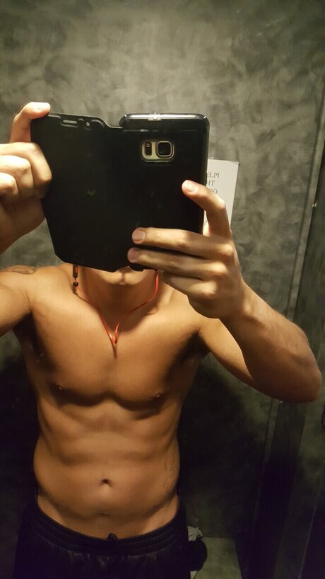 Naakte gelekte OnlyFans-foto van Tribalfit24