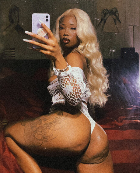Naakte gelekte OnlyFans-foto van Kyia
