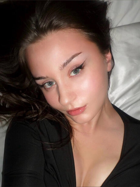 Naakte gelekte OnlyFans-foto van Kat Kay