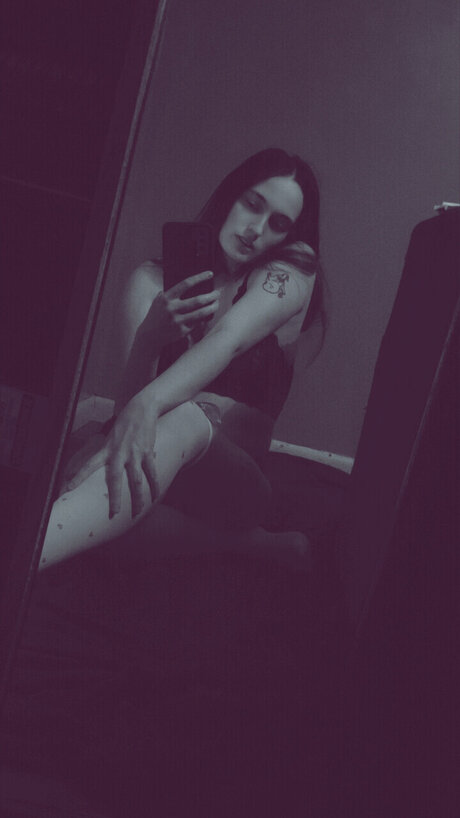 Naakte gelekte OnlyFans-foto van Your Dirty Succubus