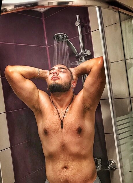 Naakte gelekte OnlyFans-foto van F L O R I Nc H R I S T I A N