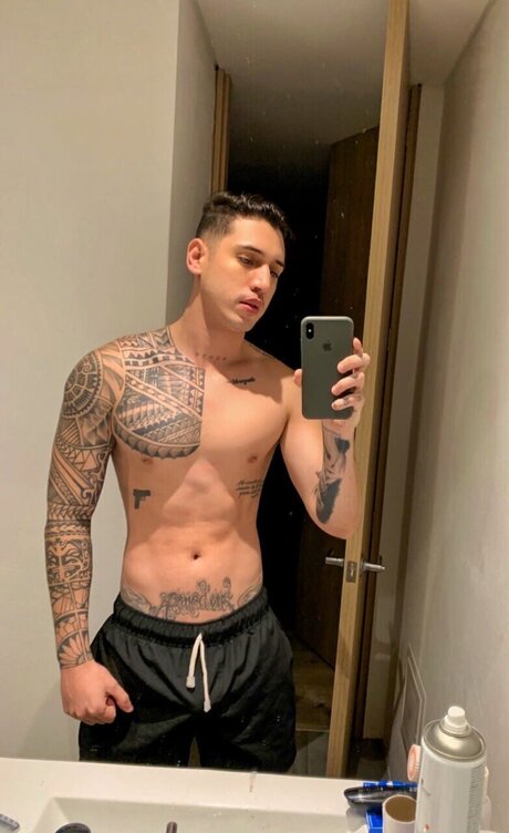 Naakte gelekte OnlyFans-foto van Anibalpagua