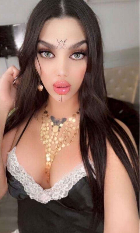 Naakte gelekte OnlyFans-foto van Eva Karam