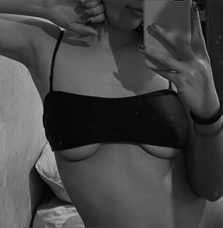 Naakte gelekte OnlyFans-foto van Belu