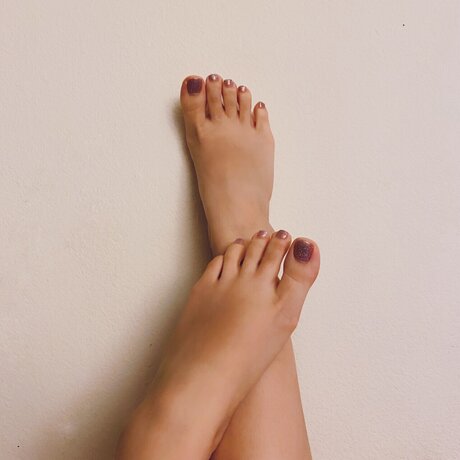 Naakte gelekte OnlyFans-foto van Seoul Feet