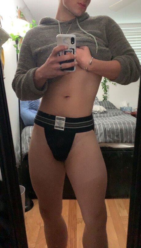 Naakte gelekte OnlyFans-foto van Ashton Adams