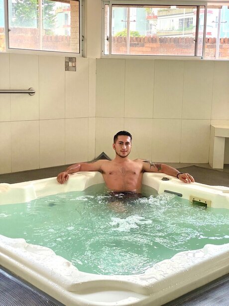 Naakte gelekte OnlyFans-foto van Checho