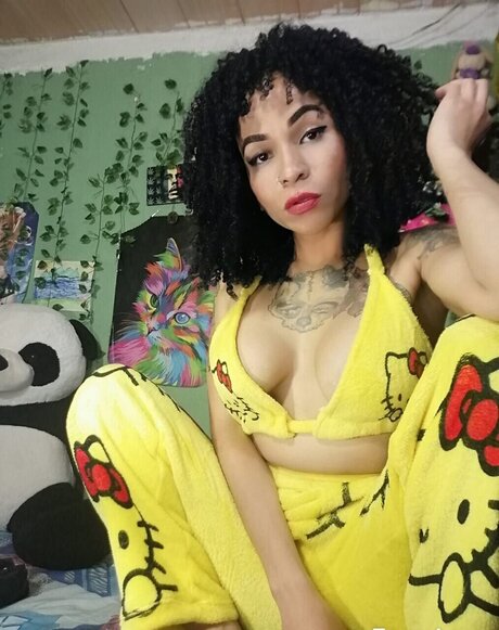 Naakte gelekte OnlyFans-foto van Yoli Ink