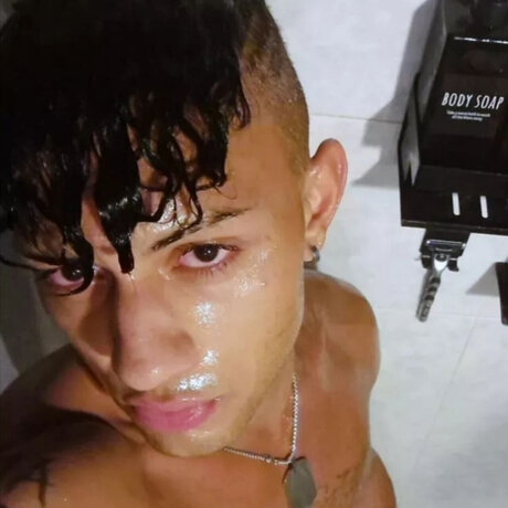 Naakte gelekte OnlyFans-foto van Icebulls