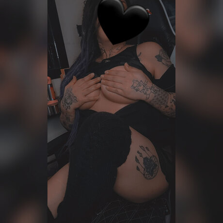 Naakte gelekte OnlyFans-foto van Honey Queen