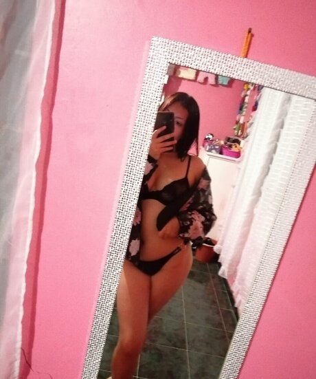 Naakte gelekte OnlyFans-foto van Valeria