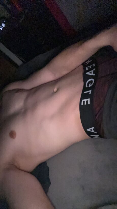 Naakte gelekte OnlyFans-foto van Dave