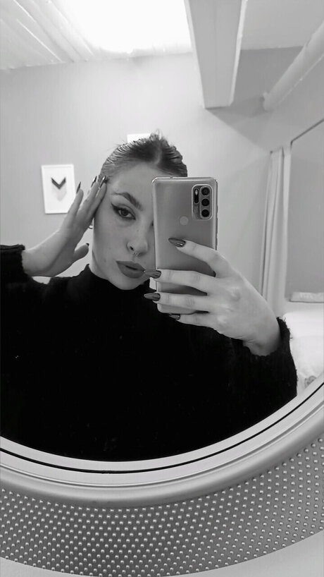Naakte gelekte OnlyFans-foto van Amoret  Sexting  Vc