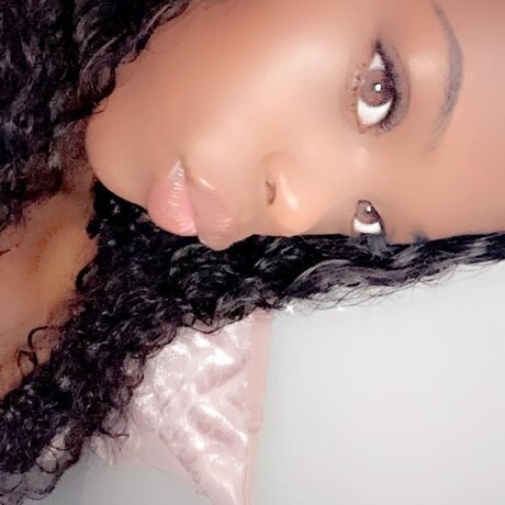 Naakte gelekte OnlyFans-foto van Gegebaby