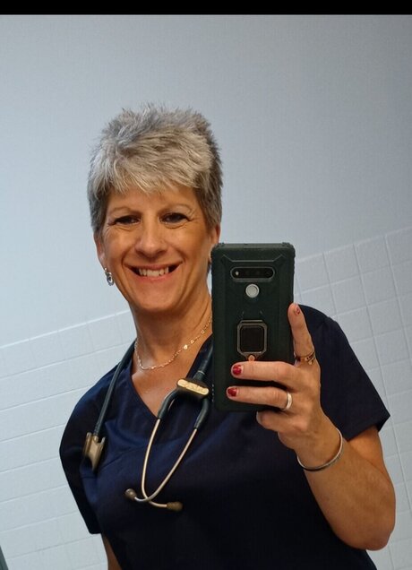 Naakte gelekte OnlyFans-foto van Small Town Nurse