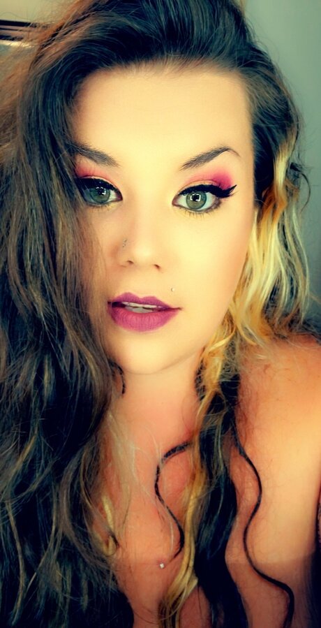 Naakte gelekte OnlyFans-foto van Nikki Ink