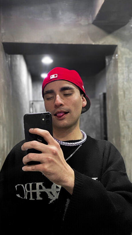 Naakte gelekte OnlyFans-foto van   