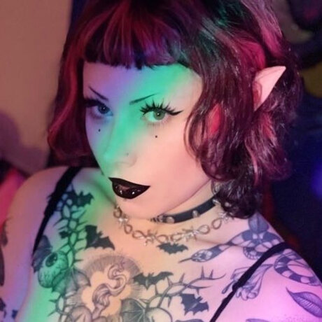 Naakte gelekte OnlyFans-foto van Serafina Scream X