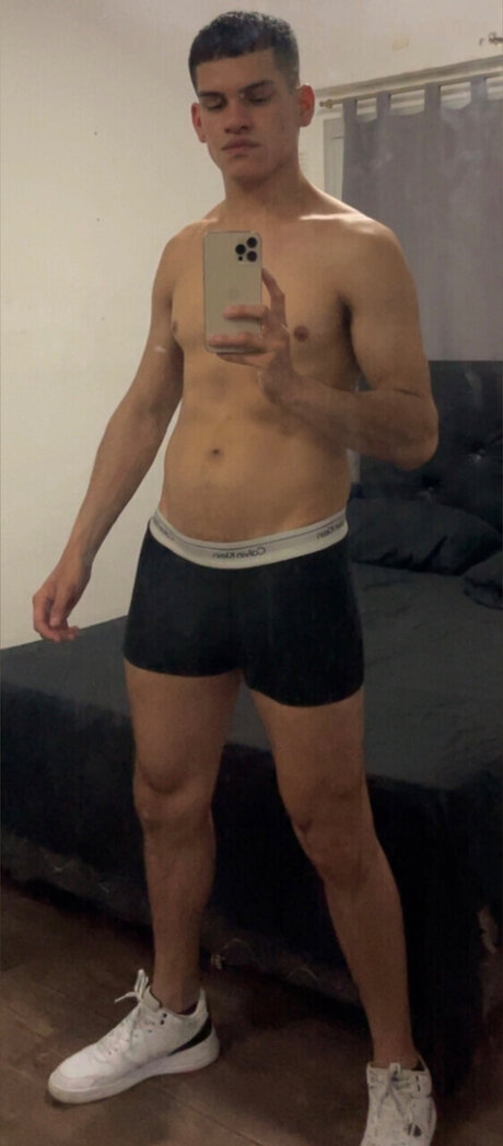 Naakte gelekte OnlyFans-foto van Hendrix  20k