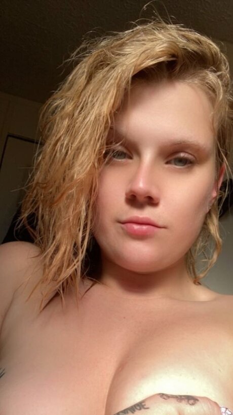Naakte gelekte OnlyFans-foto van Angel Wise 