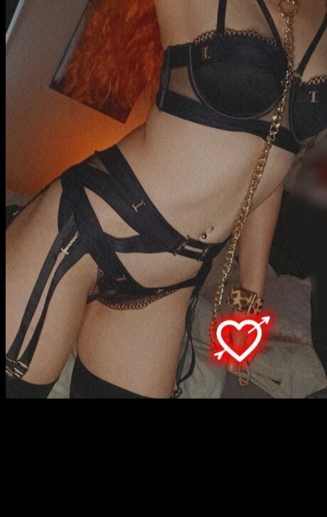 Naakte gelekte OnlyFans-foto van Gin Gin