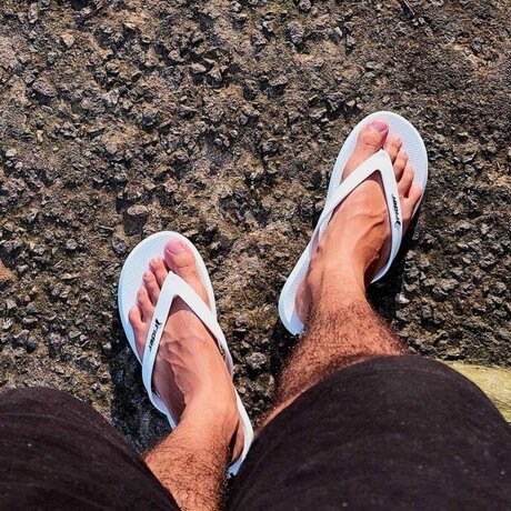 Naakte gelekte OnlyFans-foto van Twink Feet
