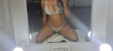 Naakte gelekte OnlyFans-foto van Dinora Sadie 