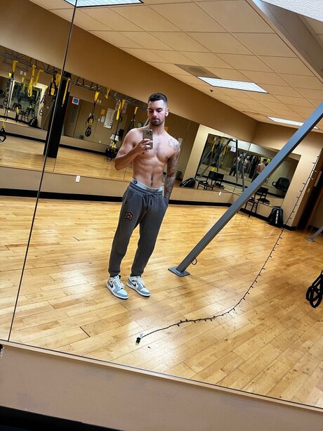 Naakte gelekte OnlyFans-foto van Zack Smith