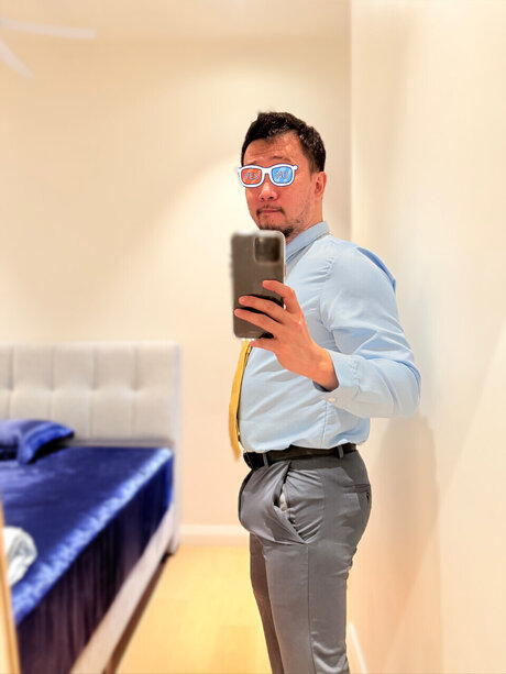 Naakte gelekte OnlyFans-foto van Suitedbulgeuniform Kink