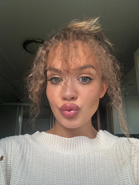 Naakte gelekte OnlyFans-foto van Lilly Malika