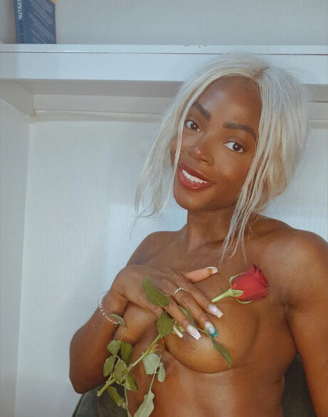 Naakte gelekte OnlyFans-foto van Jenita
