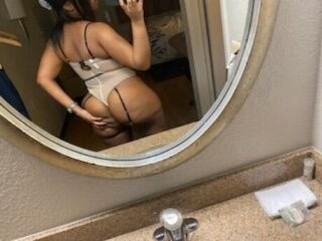 Naakte gelekte OnlyFans-foto van Columbia
