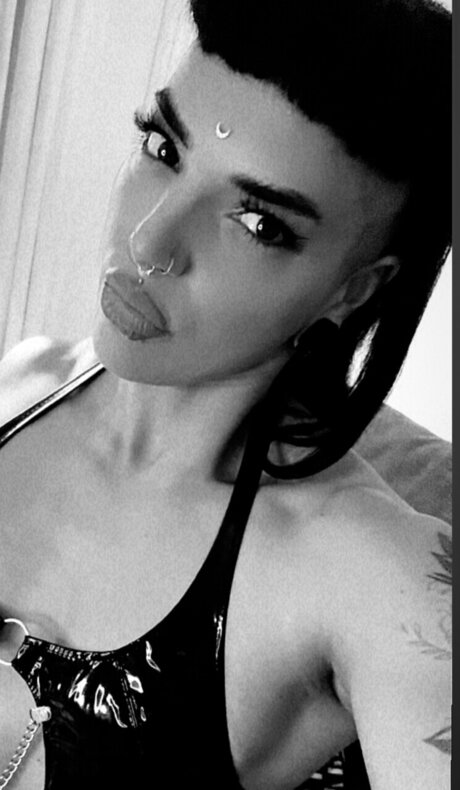 Naakte gelekte OnlyFans-foto van Littlegothbatx