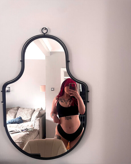 Naakte gelekte OnlyFans-foto van Thatgothgirl