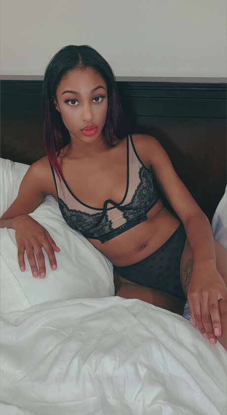 Naakte gelekte OnlyFans-foto van Nunubunny