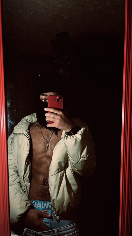 Naakte gelekte OnlyFans-foto van Maskedreak18
