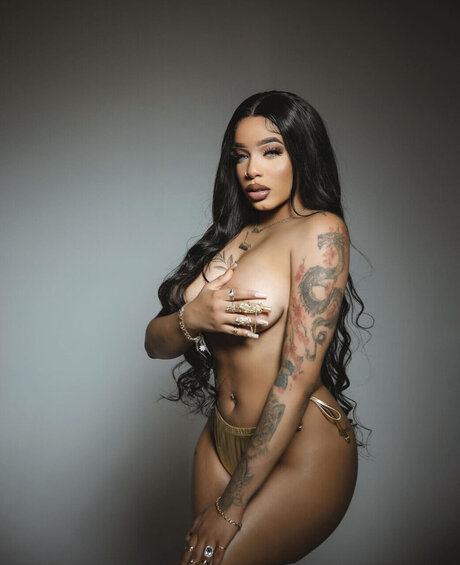 Naakte gelekte OnlyFans-foto van Yaya