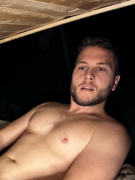 Naakte gelekte OnlyFans-foto van Vanlife Nick